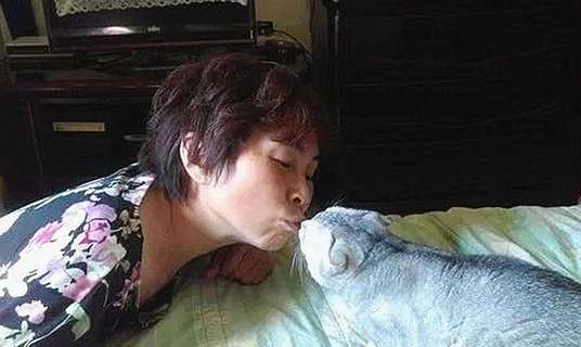 My brother sent me a photo and saw my mother being intimate with the cat and I didn’t want to talk anymore.