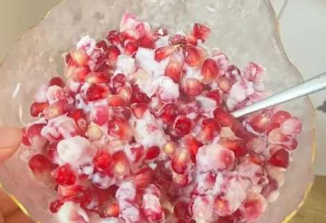 Elvis makes pomegranate jelly